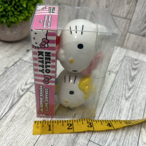 Hello kitty ceramic salt & pepper shaker set - Picture 8 of 8